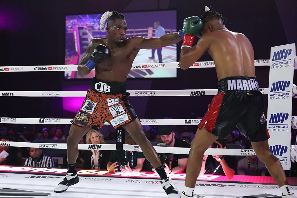 Avious Griffin Drops Jackson Marinez Twice, Forces Corner Stoppage